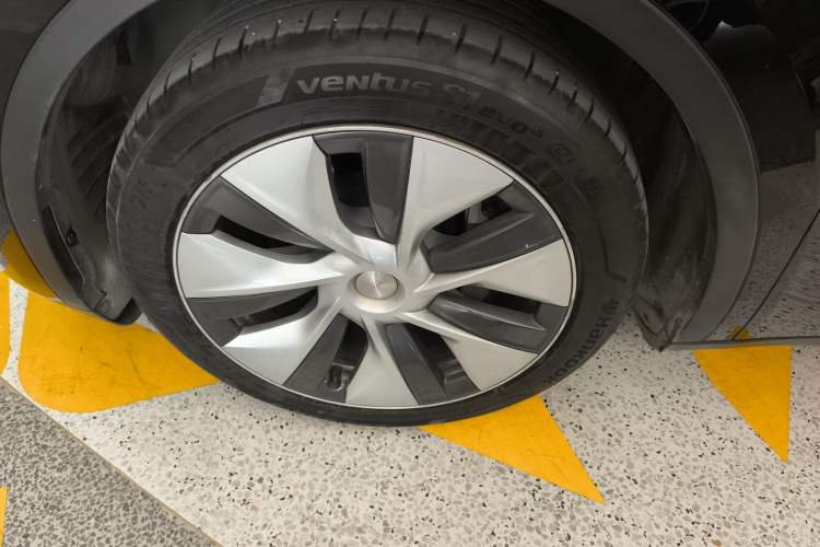 Used Tesla Model Y 2022 Long-Range All-Wheel-Drive Version