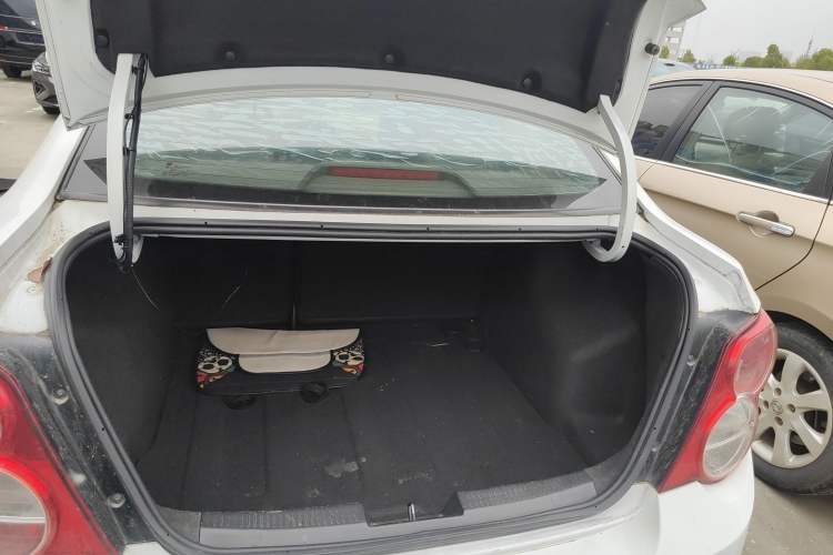 Used Chevrolet Aveo Sonic 2011 Sedan 1.4L MT SL Trunk