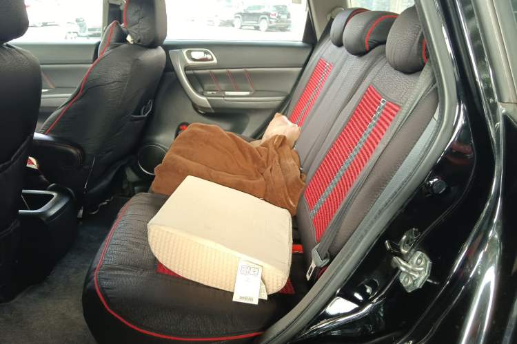 Used Haval H6 2013 Upgraded Model 1.5T Manual Two-Wheel Drive Elite Version Left Rear Seat