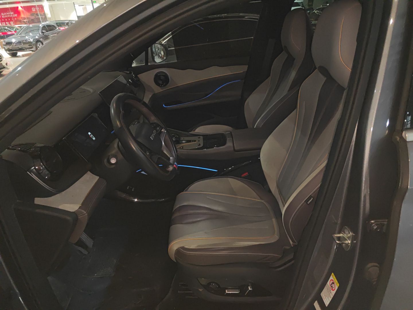 Переднее сиденье в автомобиле