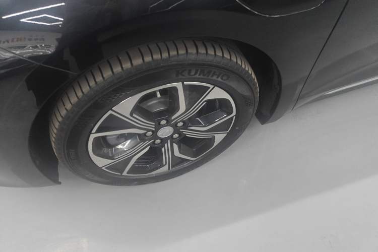 Used Hongqi E-QM5 2023 Base Travel Edition Left Front Wheel Hub