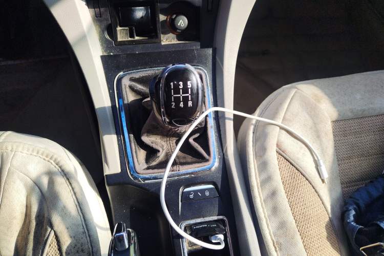 Used Geely Auto Emgrand 2015 Sedan 1.5L Manual - Top Trim Level Gear Lever