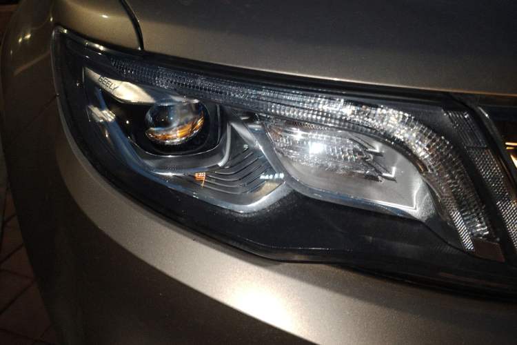 Used Geely Auto Emgrand X7 Sport 2018 1.8TD Automatic Two-Wheel Drive Smart Connect 4G Internet Edition
