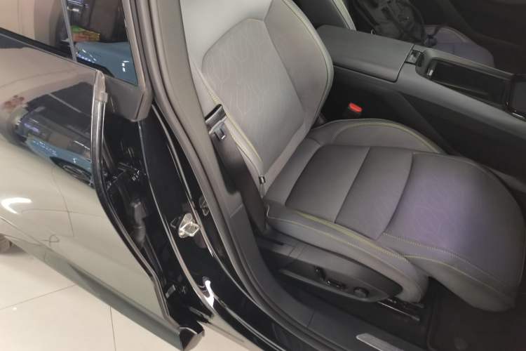 Used Lynk & Co 08 EM-P 2025 120km Long-Range Pro
