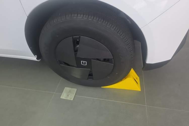 Used Farizon Super VAN 2025 Model, Zhifu Edition, Mid-axle High-roof, 68 kWh, Zhixin Right Front Wheel Hub