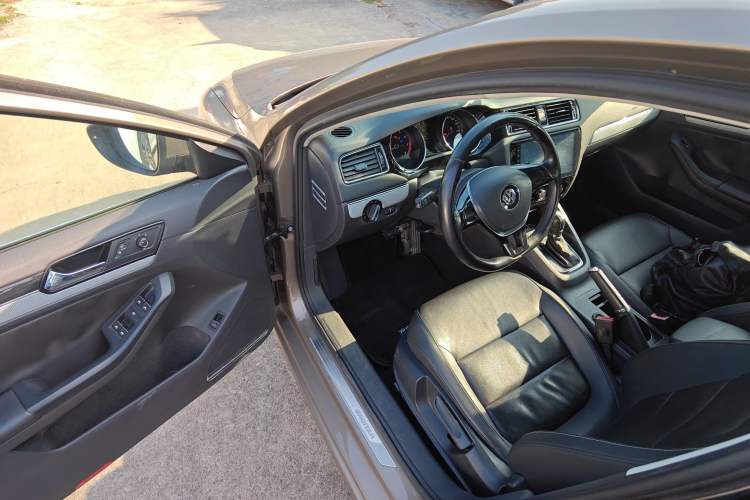 Used Volkswagen Sagitar 2015 1.6L Automatic Comfort Model
