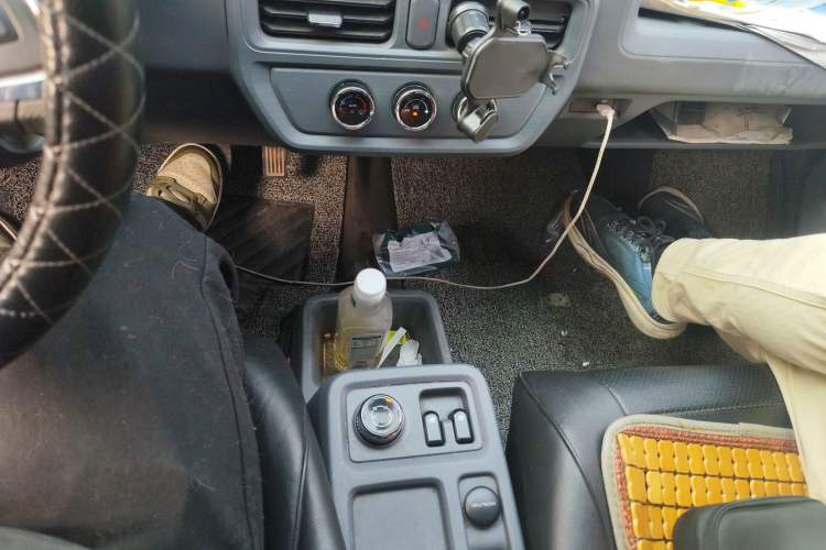 Used Wuling Yangguang 2024 300km Comfort-Grade Passenger Van 60kW
