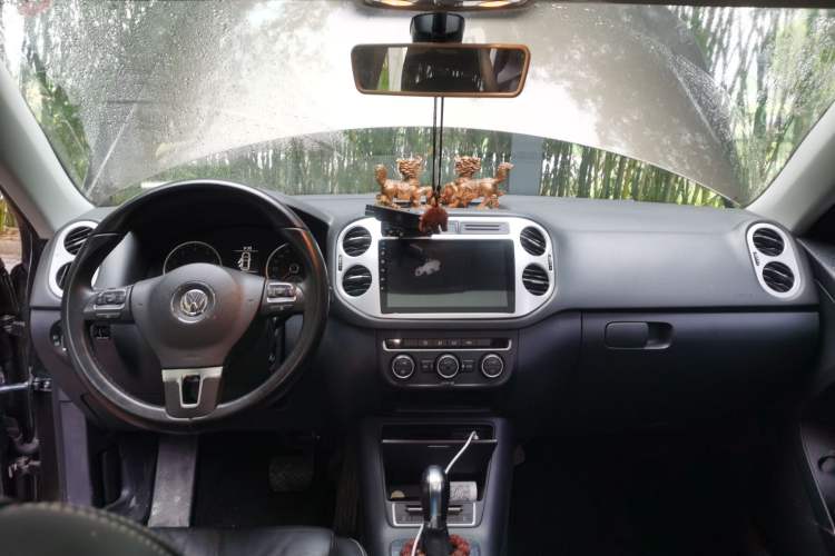 Used Volkswagen Tiguan 2017 300TSI Automatic Two-Wheel Drive Silk Road Comfort Edition Center Console