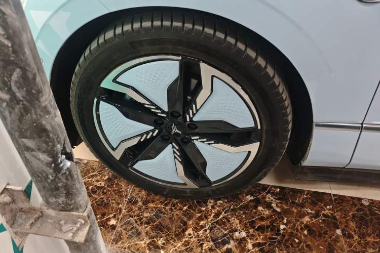 Used VOYAH PASSION 2023 Four-Wheel Drive Flagship Edition Left Front Wheel Hub