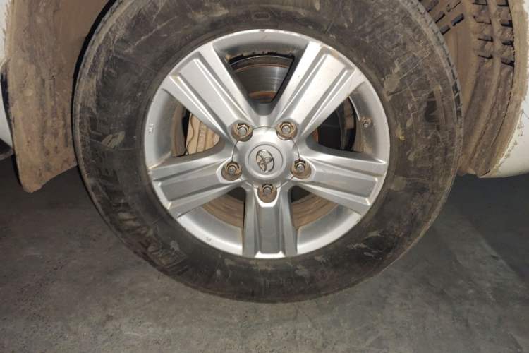 Used Toyota Land Cruiser 2012 4.6L Automatic VX-R Right Front Wheel Hub