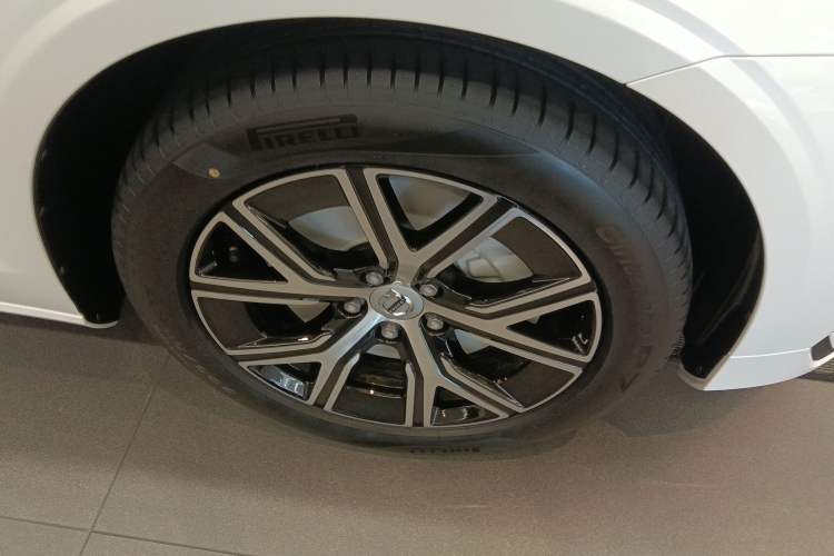 Used Volvo S60 2026 Model B4 Zhiyi Luxury Edition Exterior 4