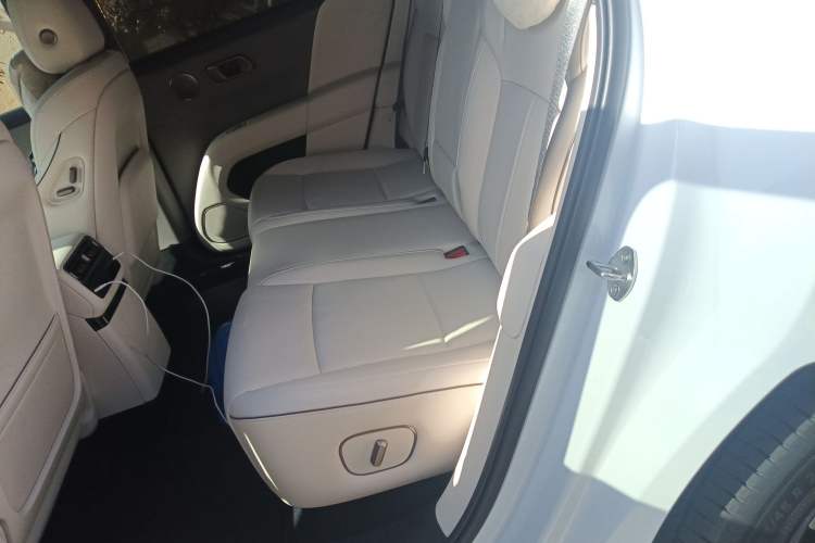 Used Li Auto i6 2025 Model Four-Wheel-Drive Standard Type
