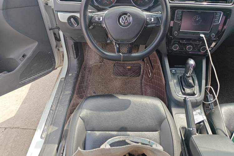 Used Volkswagen Sagitar 2017 230TSI Automatic Comfort Version Steering Wheel