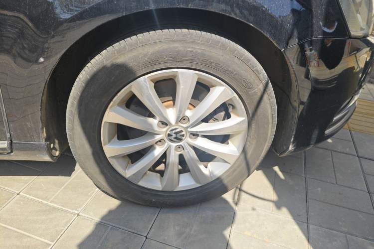 Used Volkswagen Magotan 2015 Facelift 1.8TSI Luxury Model Right Front Wheel Hub