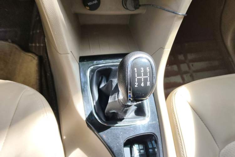 Used Baojun 730 2016 1.5L Manual Luxury Edition 7 Seats Gear Lever