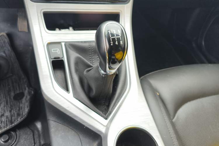 Used Geely Auto Vision 2019 Upgraded Model 1.5L Manual Luxury Version China V Standard