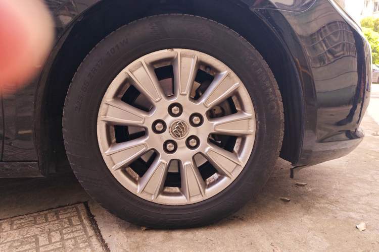 Used Buick LaCrosse 2012 2.4L SIDI Elegant Edition Right Front Wheel Hub