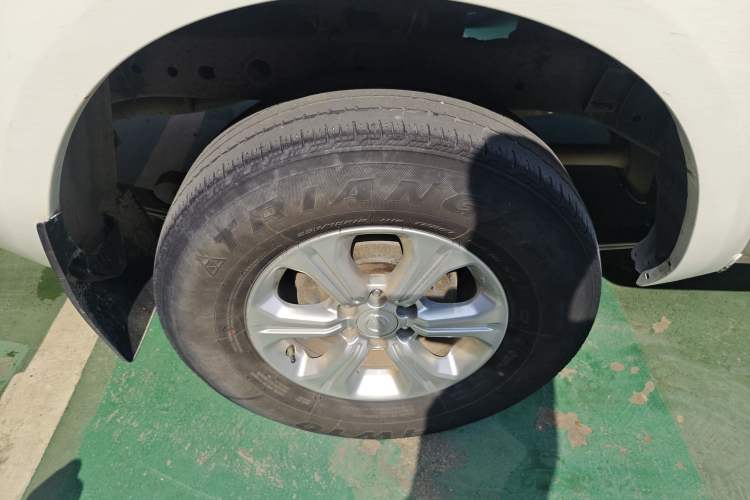 Used Nissan Navara 2021 2.5L Facelift Manual Two-Wheel Drive Comfort Version QR25
