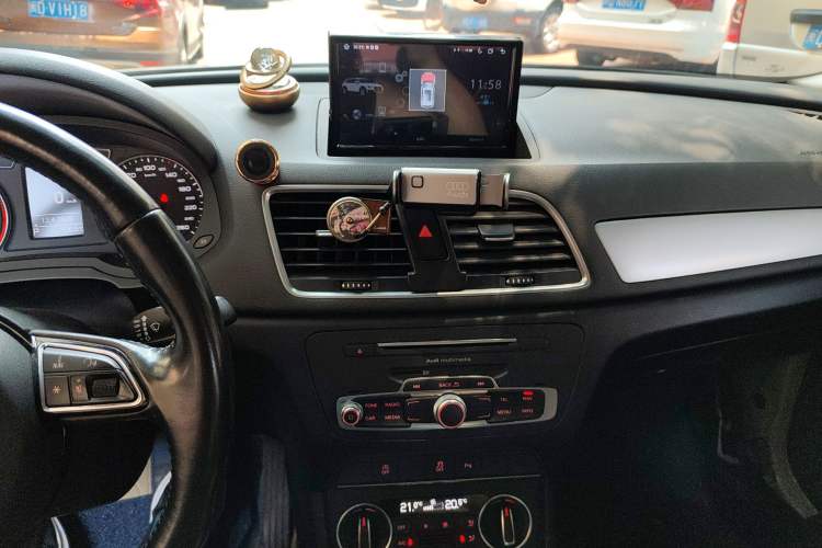 Used Audi Q3 2017 30 TFSI Standard Model Audio And AC Panel