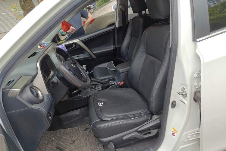 Used Toyota RAV4 2015 2.0L CVT Two-Wheel Drive Fashion Edition Left Front Seat