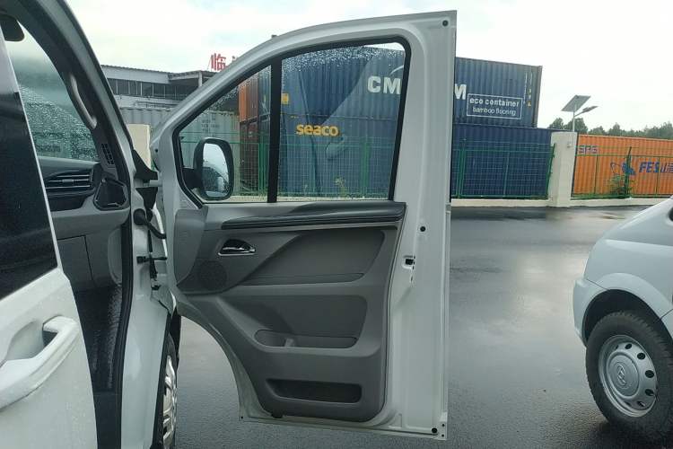 Used SAIC MAXUS Xintu V70 2023 2.0T Elite Edition Automatic Short Wheelbase Low Roof – 5/6 Seats