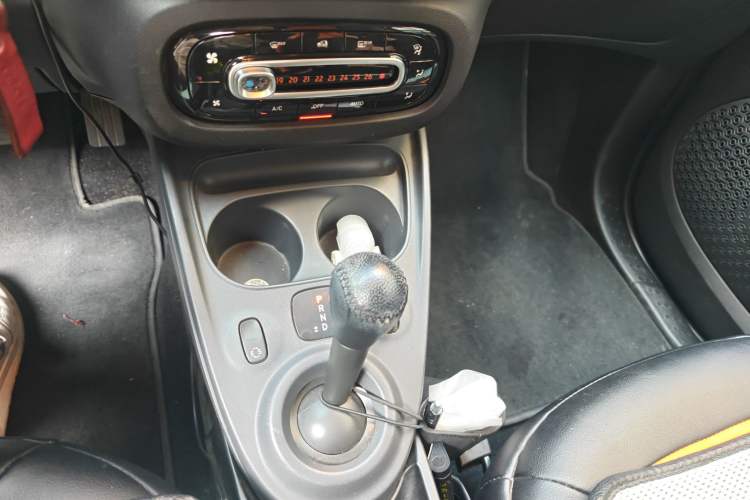 Used smart fortwo 2015 1.0L 52 kW Hardtop Passion Edition Gear Lever