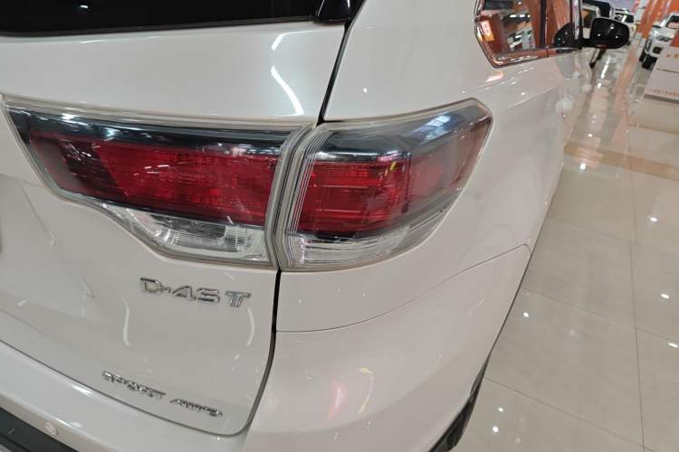 Used Toyota Highlander 2015 2.0T Four-Wheel Drive Luxury Edition 7-Seater Right Rear Taillight