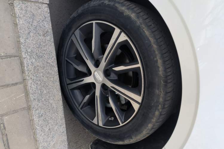 Used Geely Auto Emgrand 2023 4th Generation Champion Edition 1.5L CVT Prestige Model Right Front Wheel Hub