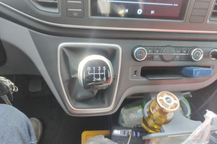 Used SAIC MAXUS Xintu V80 2025 PRO Aoyuntong 2.0T Manual Long Wheelbase Ultra-Low Roof 6/7/8/9-Seater Gear Lever