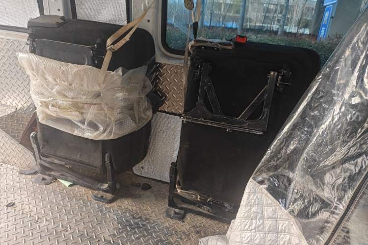 Used SAIC MAXUS Xintu V80 2023 2.0T Manual Classic Aoyuntong Long Wheelbase Mid-Height 6/7/8/9-Seater