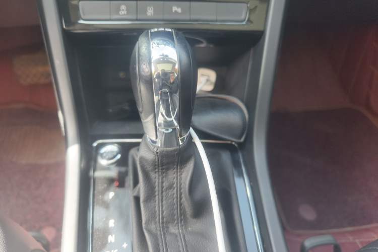 Used Volkswagen Touran 2018 Volkswagen Touran L 280TSI DSG Comfort Edition 7-seater Gear Lever