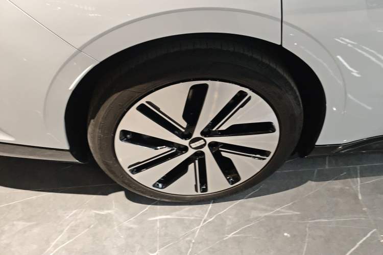 Used Geely Galaxy E8 2024 665 km Range Rear-Drive Starship Long-Range Version
