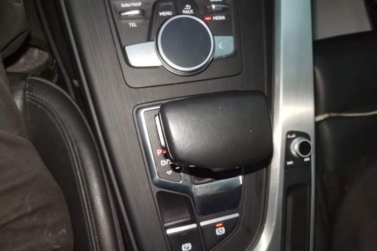 Used Audi A4L 2018 30th Anniversary Edition 40 TFSI Fashion Model Gear Lever