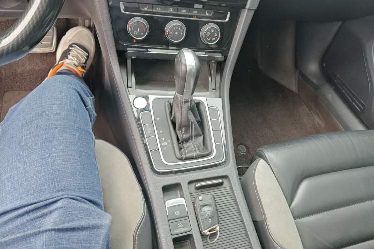 Used Volkswagen Golf 2016 1.4TSI Automatic R-Line Gear Lever