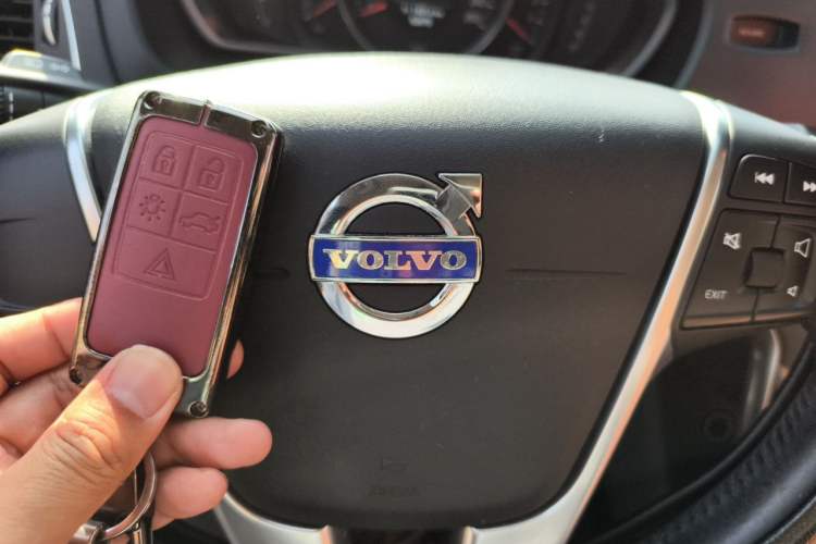 Used Volvo V40 2013 2.0T Zhiyi Edition
