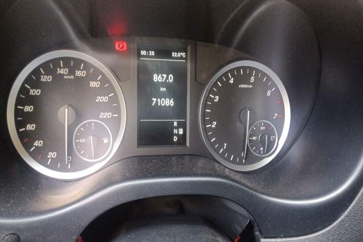 Used Mercedes-Benz Vito 2020 2.0T Business Version 7 Seats Odometer Close Up