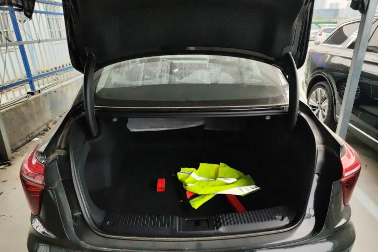 Used Hongqi H5 2025 2.0T Automatic Flag Edition – 500 000 Units Commemorative Version
