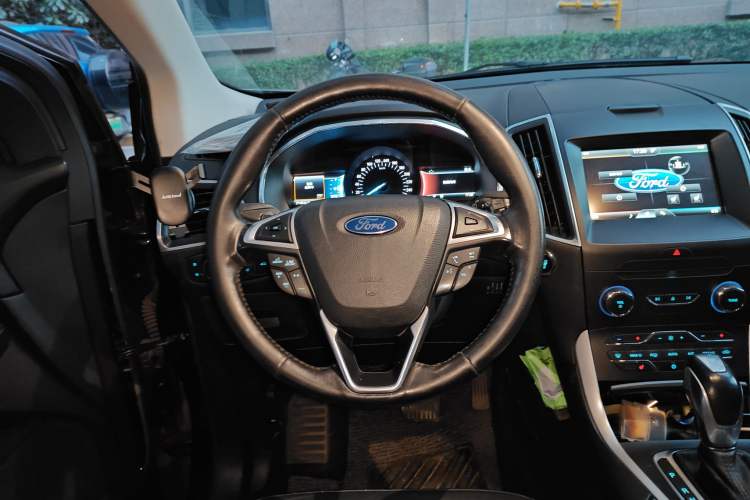 Used Ford Edge 2015 2.0T GTDi Two-Wheel-Drive High-Line Version