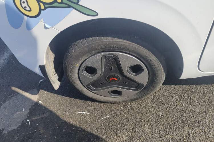 Used Wuling Zhiguang New Energy 2025 Comfort Model Right Rear Wheel Hub