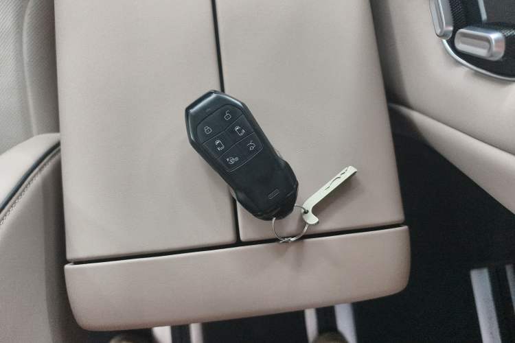 Used XPeng X9 2025 740 Ultra-Long Range Max Vehicle Key