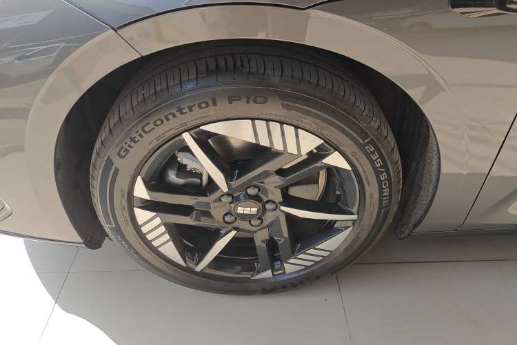 Used Geely Galaxy E8 2024 550 km Range Rear-Wheel-Drive PRO