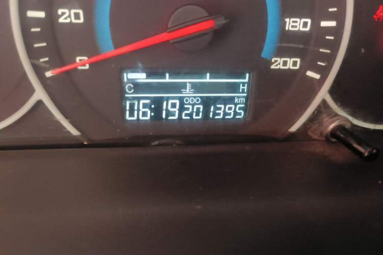 Used Wuling Rongguang V 2015 1.5L Standard Version Odometer Close Up