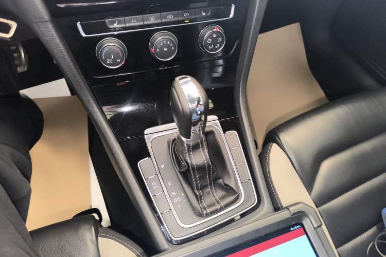 Used Volkswagen Golf 2017 280TSI Automatic R-Line Million-Vehicle Commemorative Edition
