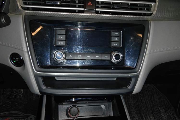 Used Roewe Ei5 2018 Internet Luxury Edition Audio And AC Panel