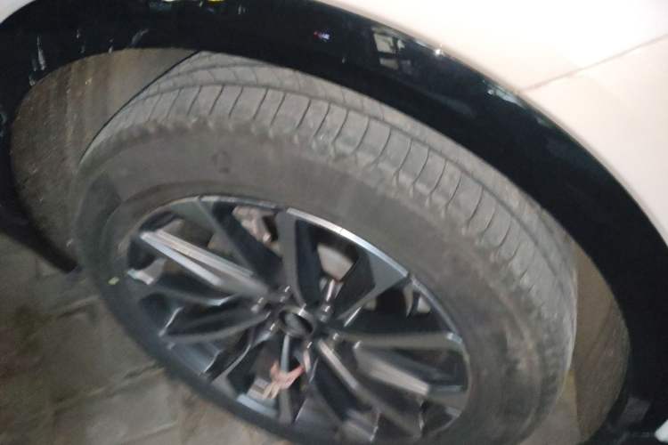 Used Cadillac LYRIQ 2022 Four-Wheel-Drive High-Performance Deluxe Edition Right Front Wheel Hub