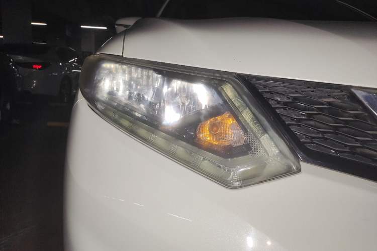 Used Nissan X-Trail 2014 2.0L CVT Comfort Edition 2WD Right Front Headlight