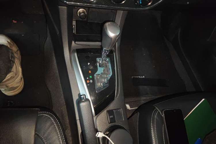 Used Toyota Corolla 2014 1.6L CVT GL-i Leather Edition Gear Lever