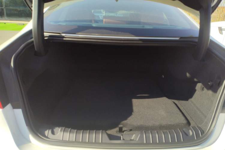 Used Jaguar XFL 2024 2.0T P300 Four-Wheel Drive Flagship Sport Gold Edition Trunk