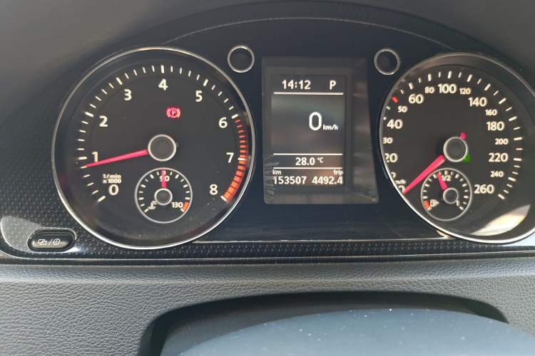 Used Volkswagen Magotan 2016 1.8TSI Luxury Comfort Model Odometer Close Up