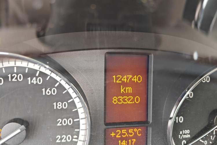 Used Mercedes-Benz Viano 2014 3.5L Premier Edition Odometer Close Up